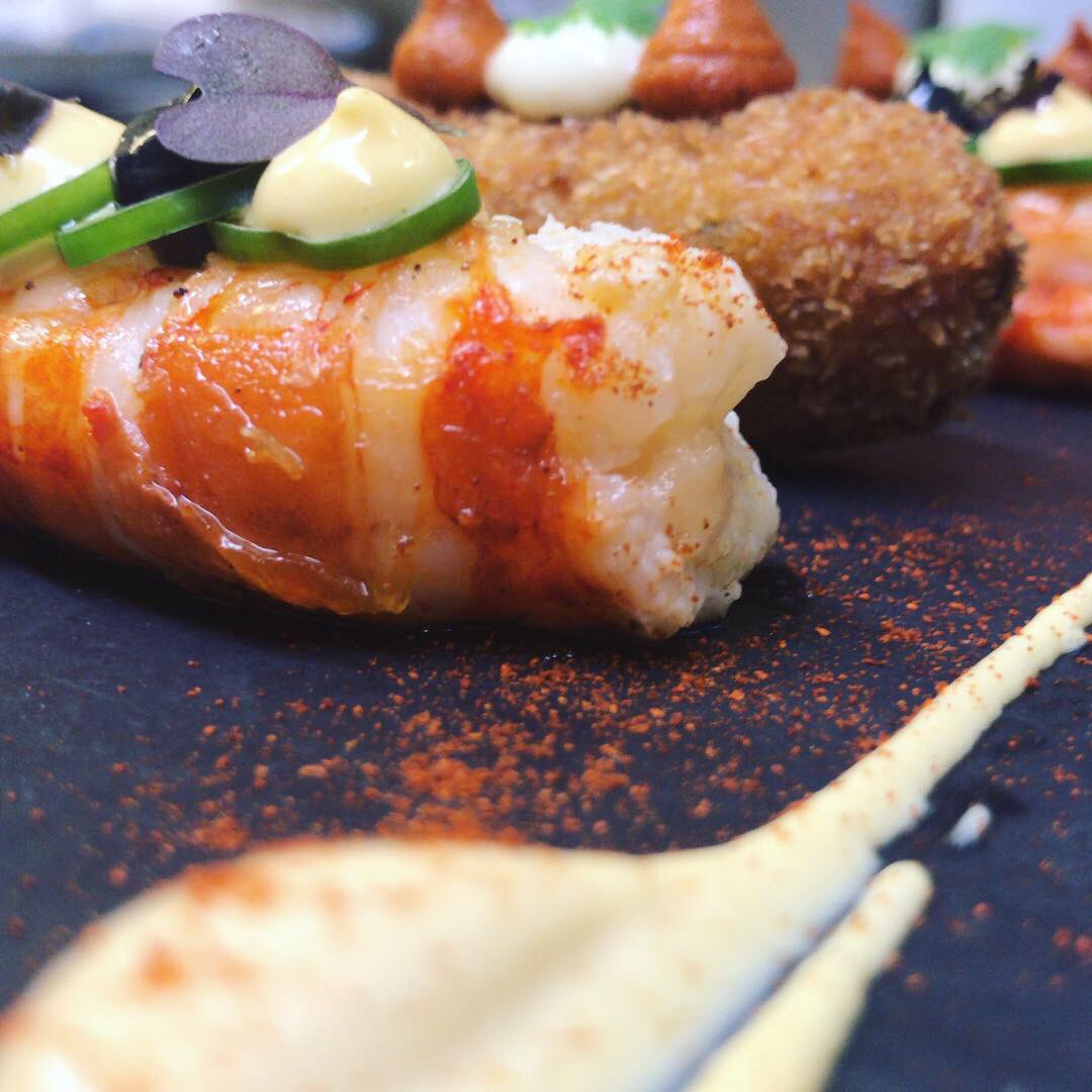 ChefRickyP's tweet photo. Stop everything and come to @LaFarolaCafe 
Look at this stunning mar e montaña croqueta #Foodies #foodblogger #foodchallenge #foodporn #tapas @DunkyJP @DanielaAndrino @londonsdinest @Londonfoodbabes @TimesFood @FoodWineSpain @SocialWineTapas @TapasFantastica https://t.co/esJbYHWl1G