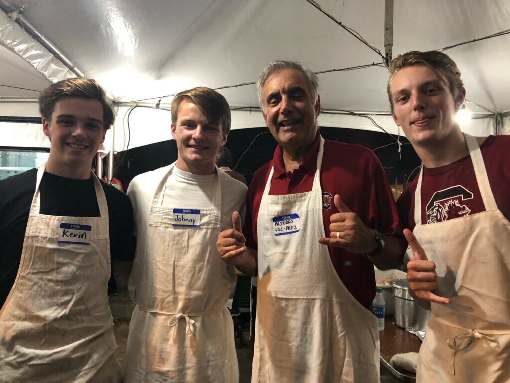 lambdachiusc's tweet photo. Spurs Up with @HarrisPastides as Brothers and Associates volunteer at Greek Festival. #communityservice #greekfestival #lambdachiusc https://t.co/PLplLclJ7c