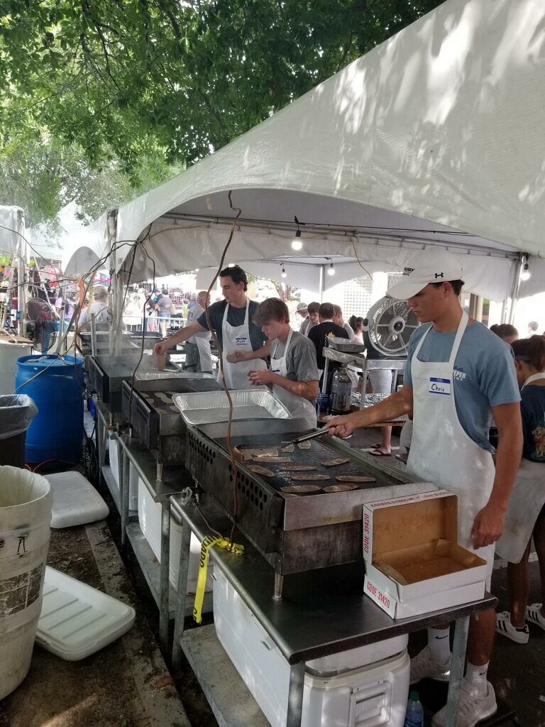 lambdachiusc's tweet photo. Spurs Up with @HarrisPastides as Brothers and Associates volunteer at Greek Festival. #communityservice #greekfestival #lambdachiusc https://t.co/PLplLclJ7c