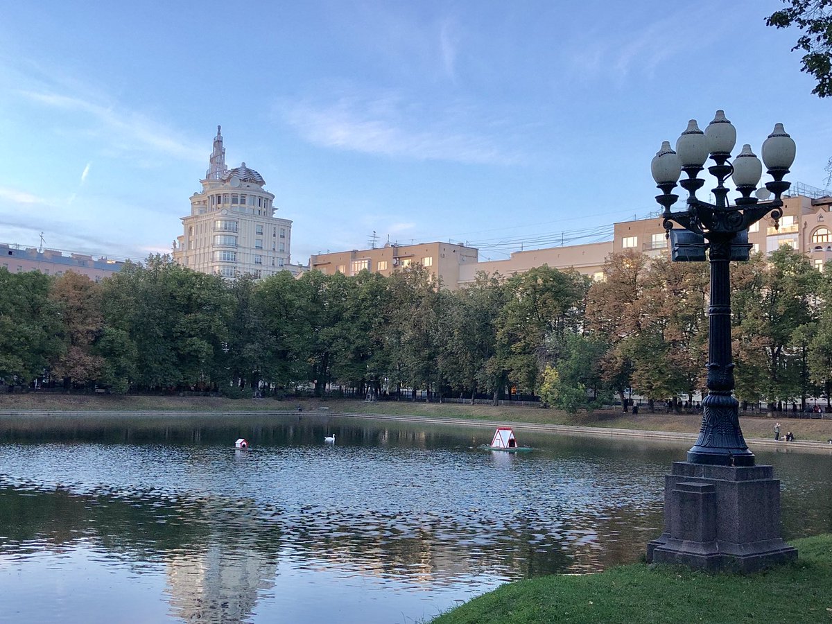SAStepanov's tweet photo. Прекрасные сентябрьские дни! Солнечно и тепло! Даже не хочется представлять, что может быть иначе. Говорят такого тёплого сентября не было в Москве уже больше 💯 лет! Если это результат потепл��ния климата на земле, то мне так это даже нравится. 😜 #осень2018 #осеньвмоскве https://t.co/KbBPIuyS3p