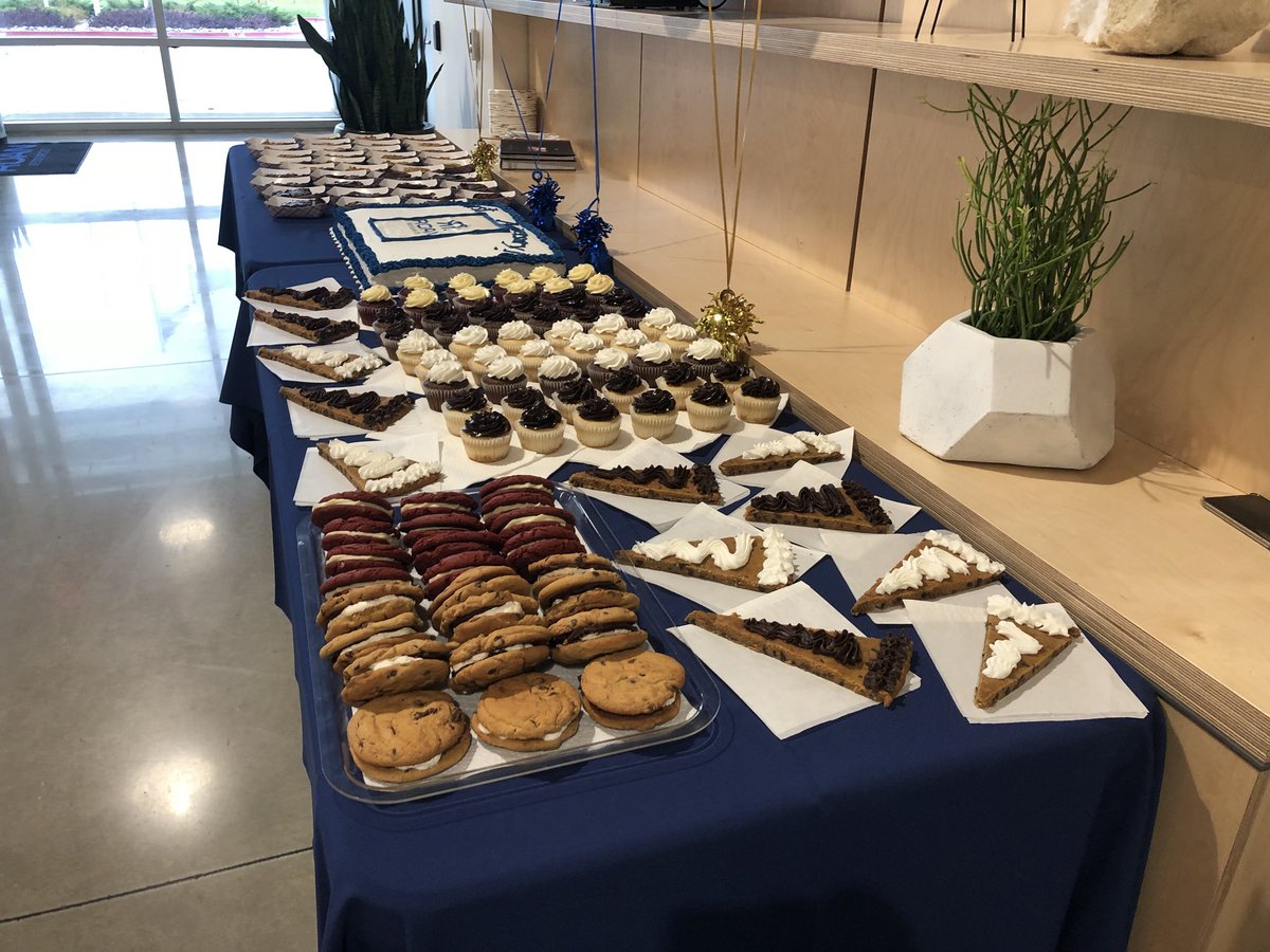 TheSugarShack12's tweet photo. Did you know we cater?? We could set up a dessert table at your wedding, birthday party, business event etc. #foodtruck #dessert #cupcakes #birthday #pumpkin #brownies #cookies #cookiecake #okc #catering https://t.co/oukKnH1gV3