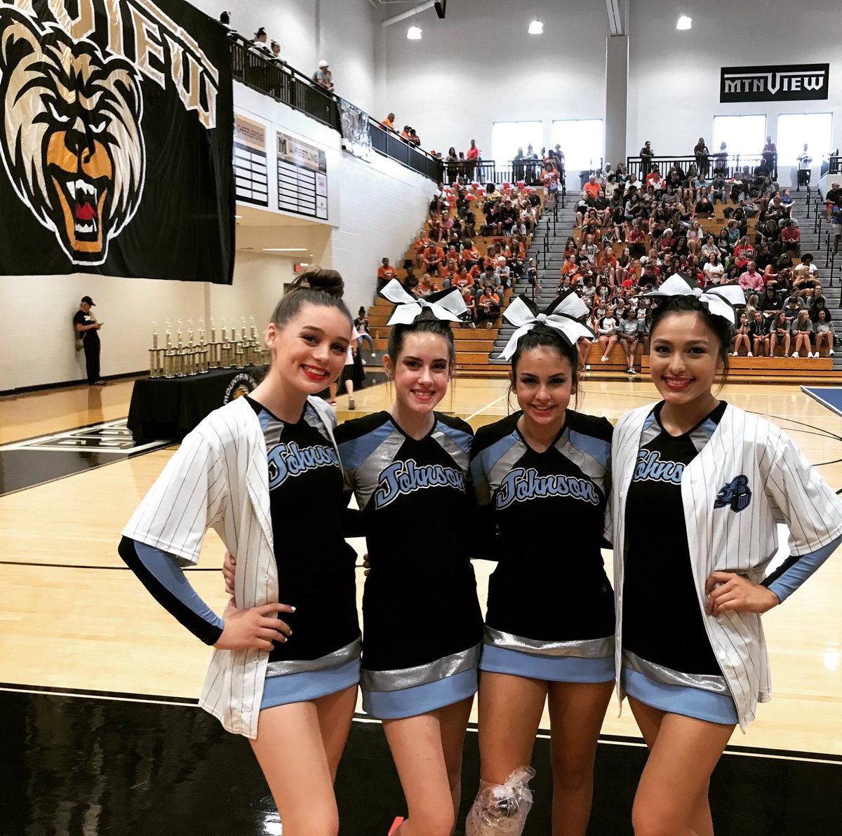 Showing some love for our double duty cheerleaders as they competed today. #GoBigBlue <a href="/jkrew__/">JKrew</a> <a href="/johnsonknights/">Johnson Knights</a>