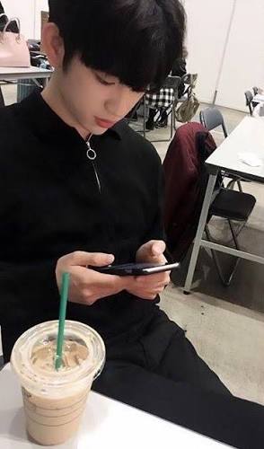 98THKD's tweet photo. #CandyLove vocês já parabenizaram o @94THLD oppa hoje? Ele está ficando mais velho do que ele já é hoje! Parabéns, oppa, e me dê mais atenção quando nos encontrarmos novamente na cafeteria ��️ https://t.co/xOBkn4VCiq