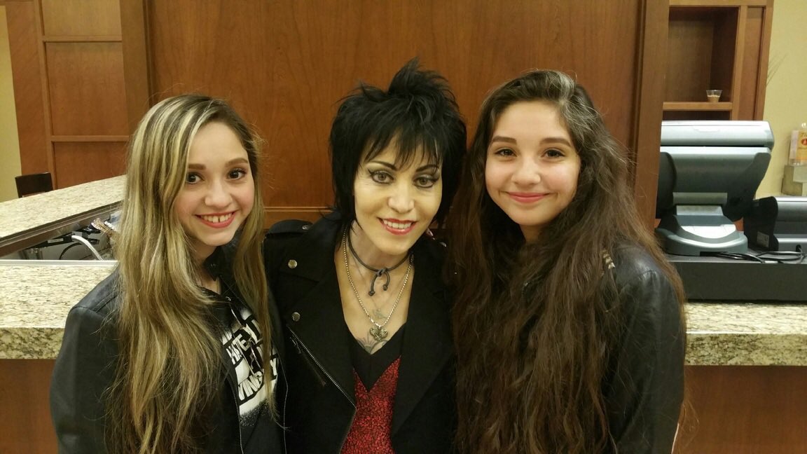 TheRozyOfficial's tweet photo. Happy birthday to a legend who’s kicked the door open for women to rock and roll freely. We love you @joanjett , here’s to many more♥️🤘🏻 
•
•
•
#throwback #Rockandroll #joanjett #fan #TheRōZYOfficial #Houston #Rocklegend #happybirthdayjoanjett https://t.co/DevqovaOPy