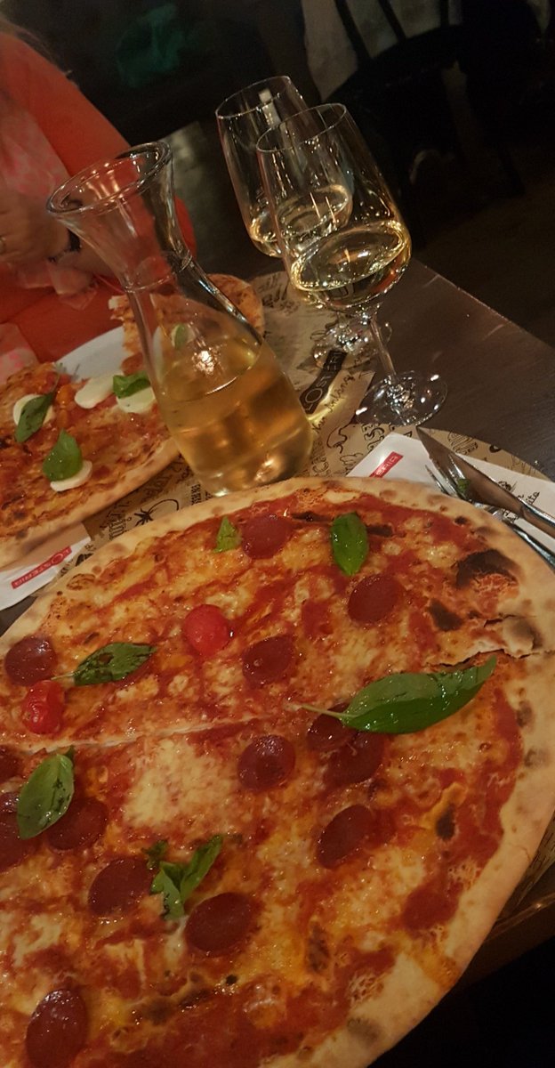 RuthyMcD's tweet photo. Pizza and wine makes me feel fine...
#vienna2018 #pizzaparty #rollinghome https://t.co/xZvFc3snSB