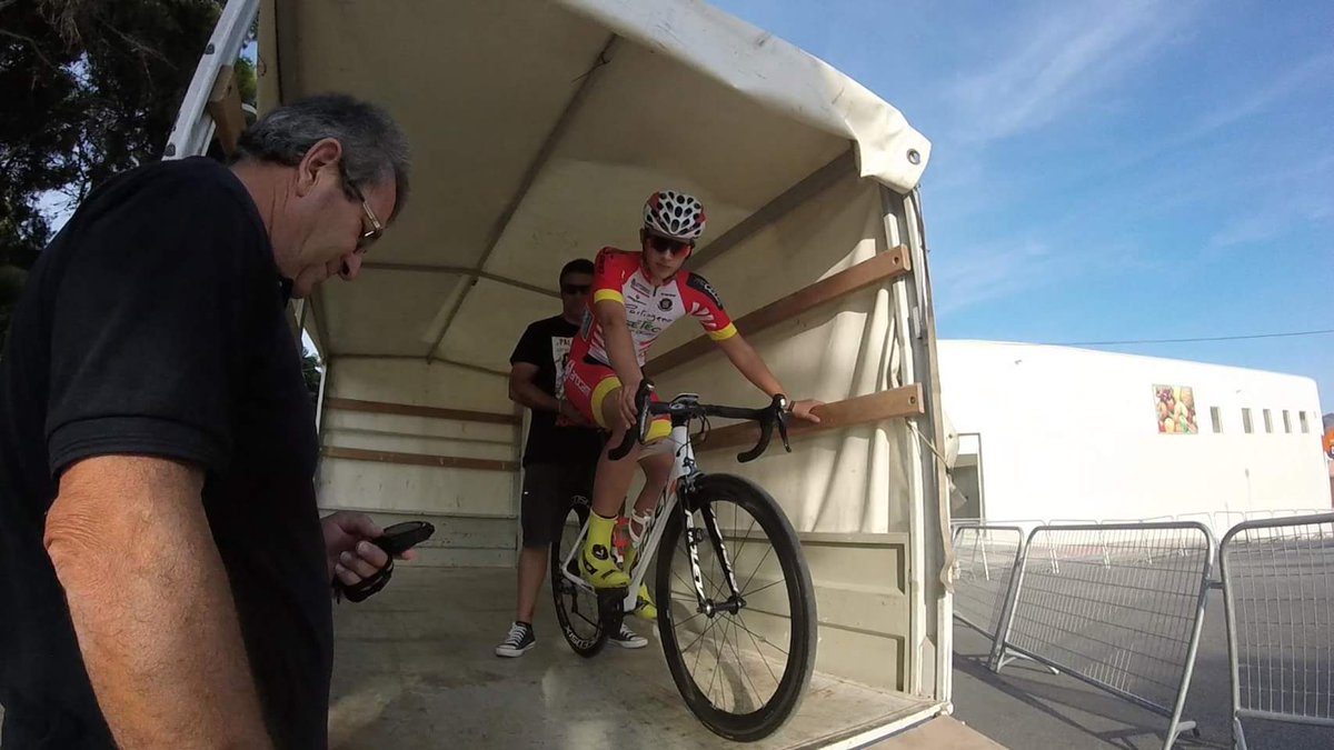 Mikel Retegi primer lider en la Volta a Alacant #Junior, victoria en la CRI de Alfaç del Pi. Dema 90 Km en #Petrer, dur recorregut en un semiurbá de 7800 metres. <a href="/EquipoLizarte/">Equipo Lizarte</a>