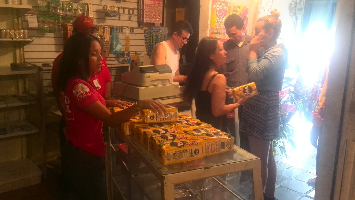 araujo_ve's tweet photo. Siguiendo instrucciones de .@NicolasMaduro abordamos comercios en Sector El Cambio #JacintoPlaza .@sunddemerida https://t.co/x3Gs5bAwQA