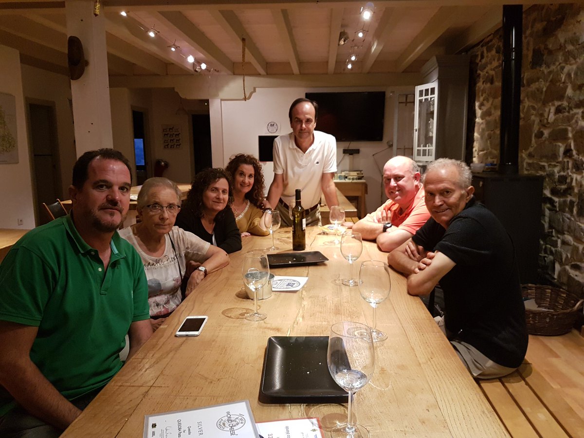 CristinaIturga1's tweet photo. Se puede pedir algo más? buena gente, un paraje expectacular y el mejor queso del mundo, Quesoba, con José Mari Alonso https://t.co/cNL29Jn9KD