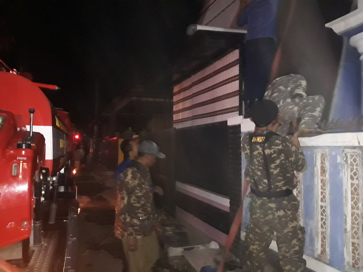 abil_habibi's tweet photo. Banser siap serbaguna dan sigap tanggap kebakaran diarea perumnas ciperna ..
#BanserTanggapKebangkaran 
#BanserJagaNKRI https://t.co/IXurfaf5hH
