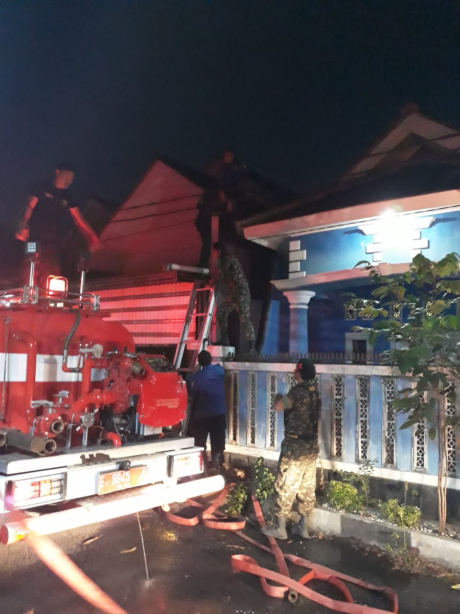 abil_habibi's tweet photo. Banser siap serbaguna dan sigap tanggap kebakaran diarea perumnas ciperna ..
#BanserTanggapKebangkaran 
#BanserJagaNKRI https://t.co/IXurfaf5hH
