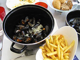 FritesDe's tweet photo. @BKLesRoures @ParlamentSEDR @HotelEsteve @mcdonaldsSER @mdRouresDe Agafats de la mà farem camí! Passeu per el nostre good truck aquest cap d setmana. Esteu invitats a una paella de musclos! Les frites aquesta vegada venen de @BKLesRoures https://t.co/dLgseRfnMF