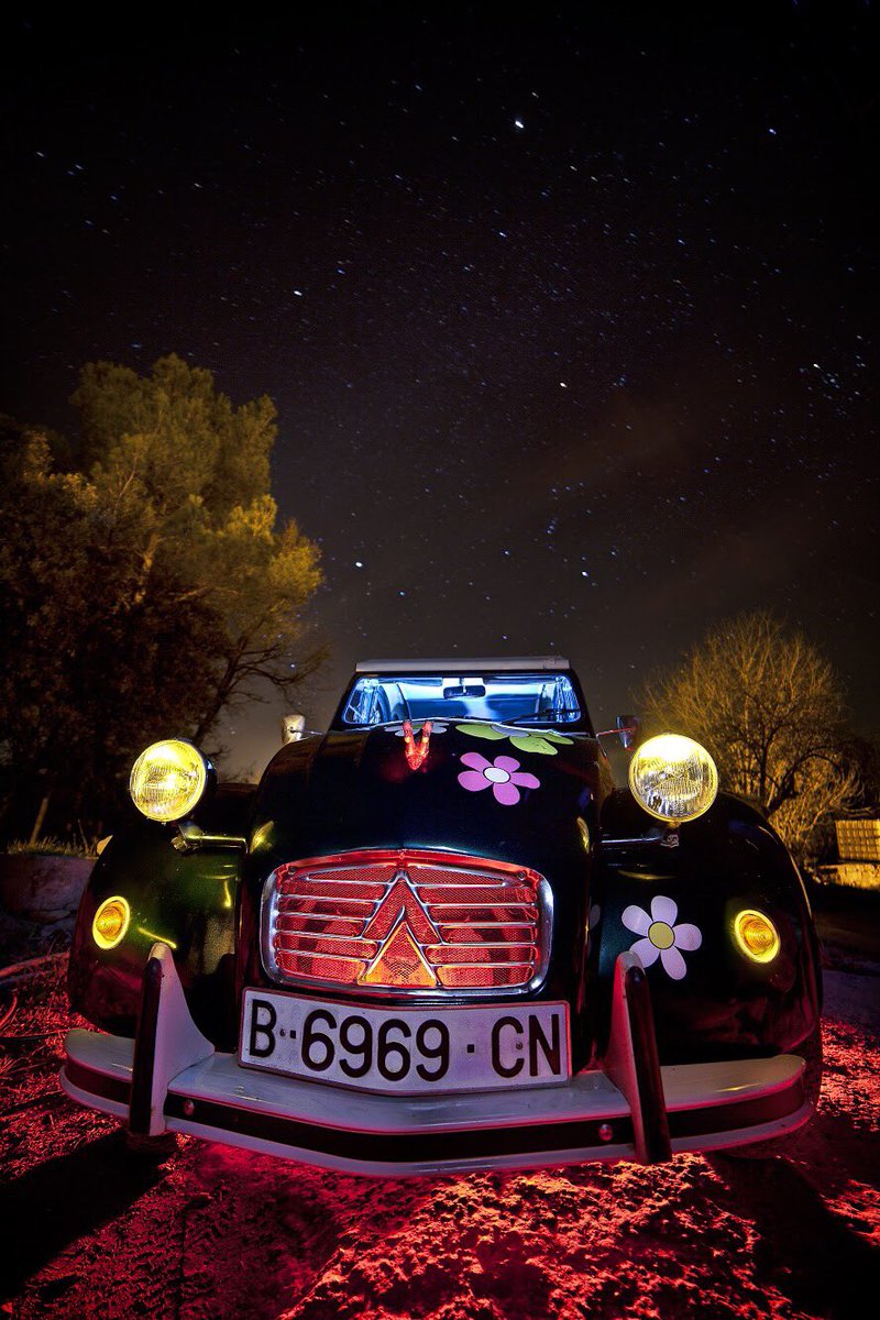Noche genial pintando 🔦 esta maravilla,  #lightpainting #fotografianocturna #citroen2cv #ericmarsinyach #canon5dmarkiii #love #photography