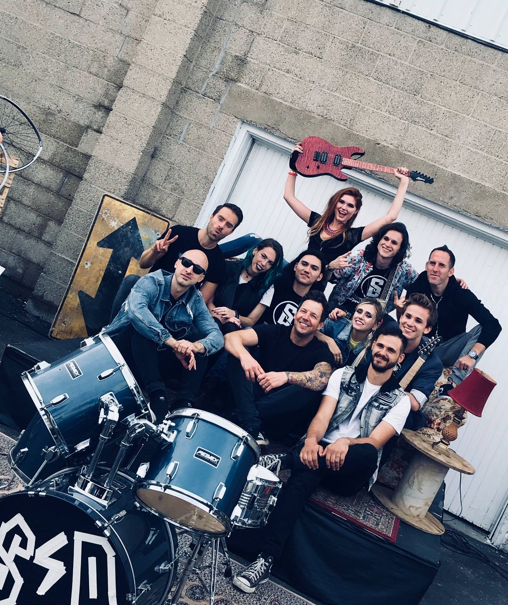 DropotsThe's tweet photo. Simple Plan with the cast of the Summertime Dropouts movie!  #popunk #poppunk #makingamovie #late4curfew #summertimedrop #sdmovie https://t.co/Np1fXOm1L7