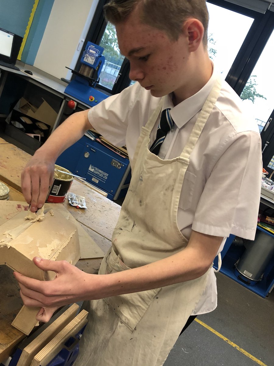 TeamEncryption_'s tweet image. Connor, a hard working member with the role of pit display, is making a lot of progress on the stand!!! 😁@f1inschoolsUK #F1InSchools