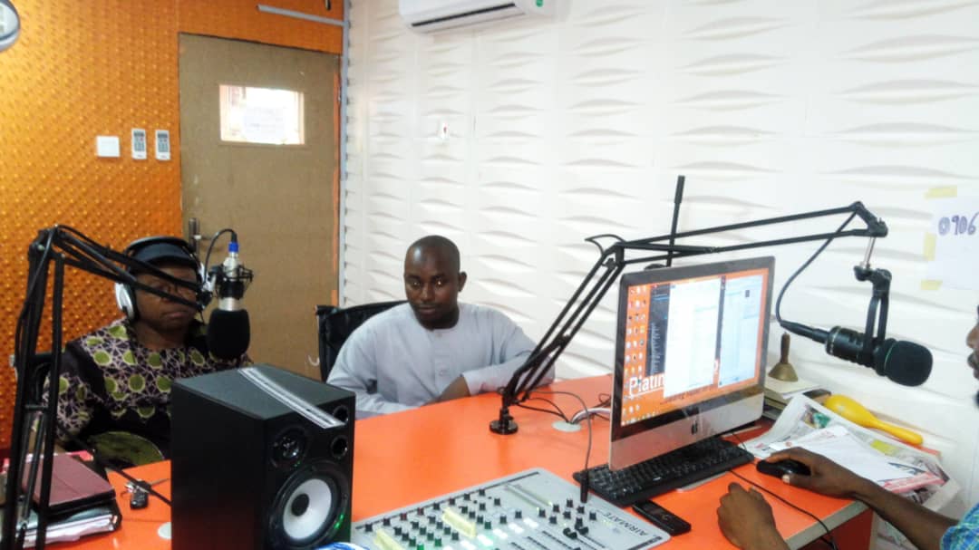 comLCPIng's tweet photo. Still on #WorldCMLDAY2018 @platinum FM 91.1 Station keffi #TodayTogether with @Ukomakadibia and Yahaya Ahmed #ImprovingAccess to #INFORMATION #diagnosis #support and #care for #CMLpatients https://t.co/1gWoc2LNUQ