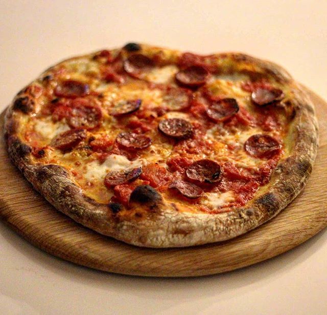 pamesigasiga's tweet photo. Saturday night pizza 🍕🍕🍕
.
.
.
.
#pizza #foodporn #feedfeed #food52 #instafood #eeeeeats #artisanbread #artisan #foodphotography #instapizza https://t.co/7HeQxZGUKe https://t.co/dd50rVzrR2