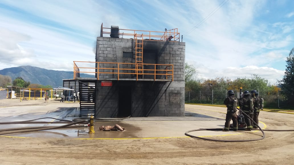 Cuerpo de Bomberos de Los Andes realiza curso Control de Incendios en Campus Central ANB.