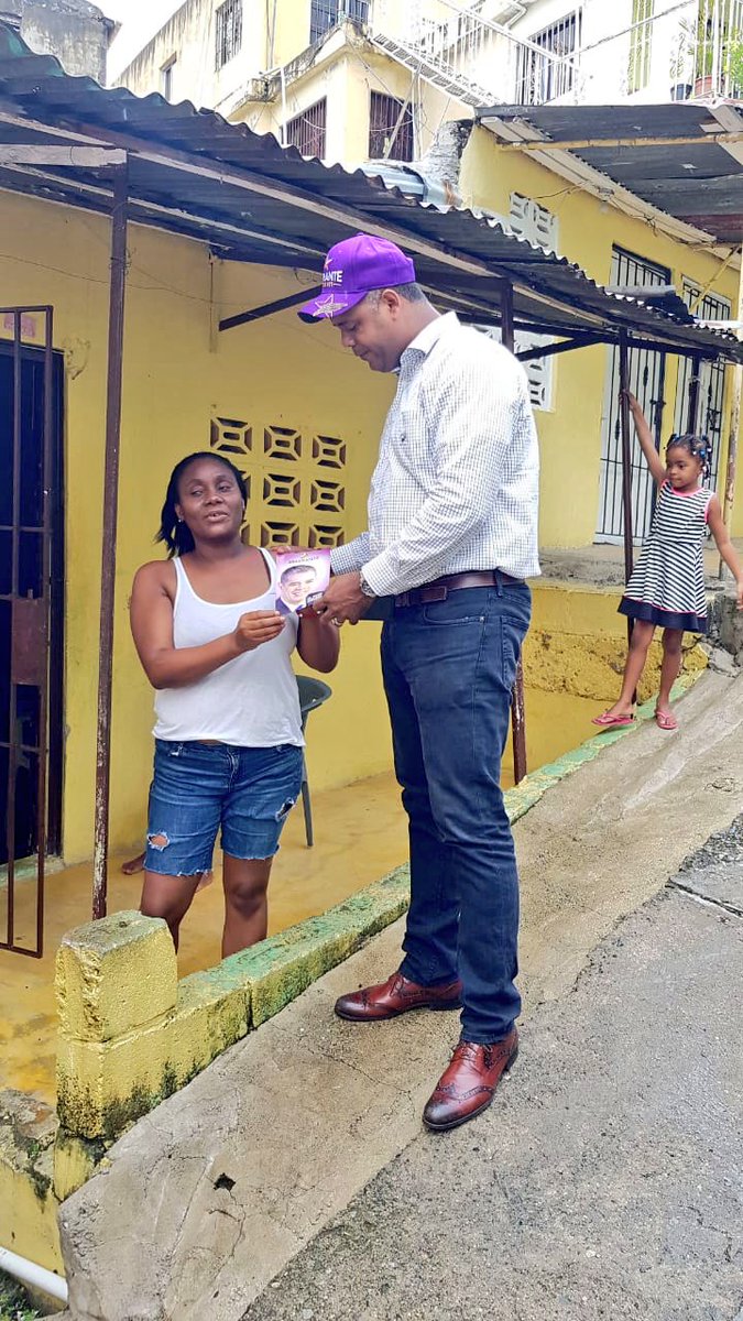 Nuestros amigos y amigas de Santo Domingo Oeste también están presentes.

#AmaranteCasaporCasa [Más de 10 mil voluntarios y voluntarias están hoy distribuyendo nuestras propuestas por en Norte, Este y Sur del país]