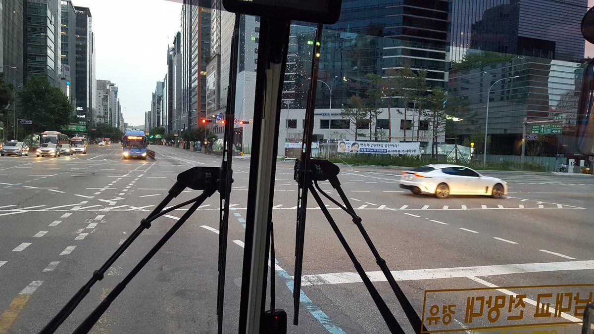 ss09112002's tweet photo. @seoul_eds 
죄짓고 감옥 가있는 범죄자를 옹호하는 불법 현수막이 몇달째 강남역 사거리에 
떡하니 걸려있습니다 빨리좀 철거해주세요
매우 역겹습니다 https://t.co/6vwmTjmcMY
