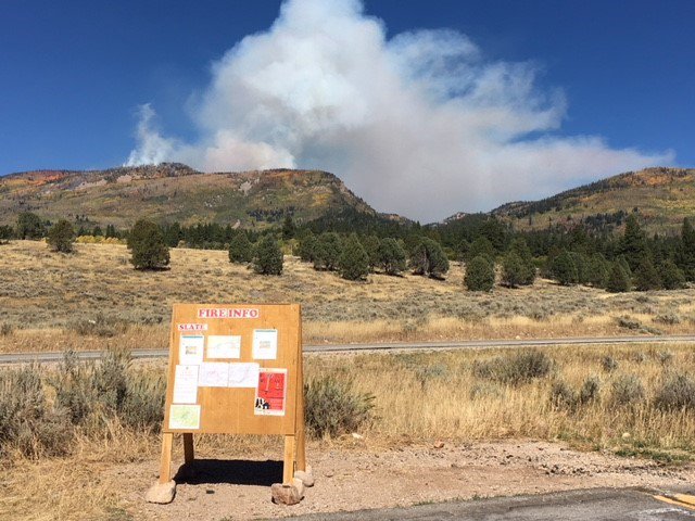 UtahWildfire's tweet image. #uwcnf Yellow Pine trail (Forest Service trail #240) is closed at the junction of Utah State Route 150 (Mirror Lake Highway) north to the end of the trail due to fire activity from the #Slatefire