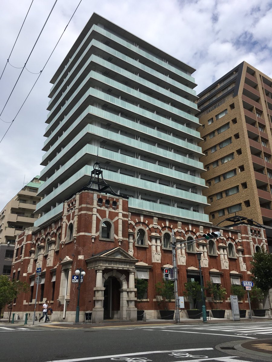 aiz00's tweet photo. 神戸の三大コロシテ建築のひとつ、地下鉄みなと元町駅。
旧第一銀行神戸支店のガワだけ残ってる。中身はマンション。

※コロシテ建築とは...
お洒落な外見だけを残し、中身を別の建物に寄生された哀れな建築物。冬虫夏草とかに近い。…シテ…コロシテ…建物の声が聞こえる。
#コロシテ建築 https://t.co/48O7CNCVaS