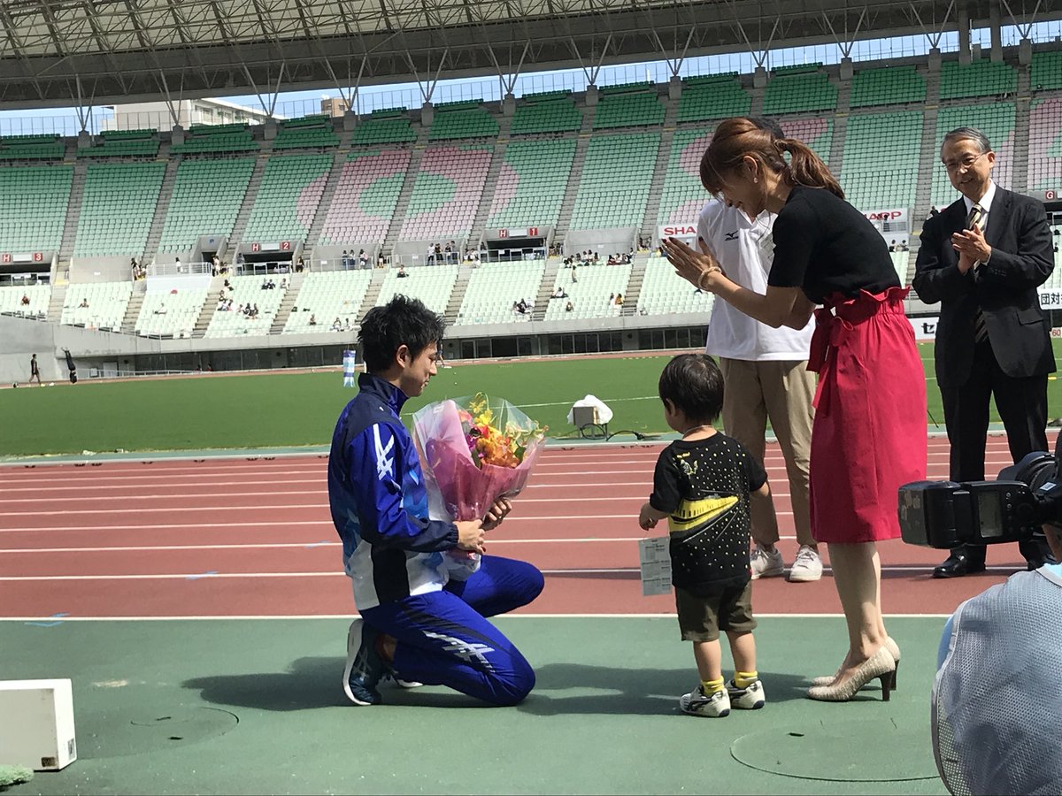 日本実業団陸上競技連合 Twitterren 全日本実業団陸上 引退セレモニー ロンドン五輪4 100mr 4位入賞メンバーで日本選手権100m4連覇の江里口匡史さん 大阪ガス の引退セレモニーの模様です 今後も後進の指導など 陸上界にご尽力いただくとともに幅広くご 日本実業団陸上競技連合 Twitterren 全日本実業団陸上 引退セレモニー ロンドン五輪4 100mr 4位入賞メンバーで日本選手権100m4連覇の江里口匡史さん 大阪ガス の引退セレモニーの模様です 今後も後進の指導など 陸上界にご尽力いただくとともに幅広くご