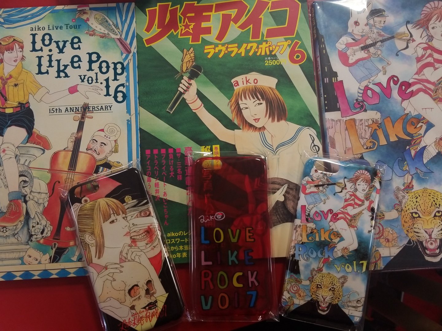 Trio 中野trio2サブカル Aiko さん 丸尾末広 さんとのコラボイラストが強烈なインパクトのパンフレットや Iphoneケース等を中心にグッズ各種が入荷しています その他の入荷品はコーナーにて展開中です 中野ブロードウェイ