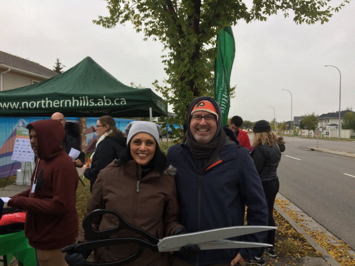 JyotiGondek's tweet photo. Looking forward to celebrating the big #NHMural grand opening today! Here with our Neighbourhood Partnership Coordinator @robdickinsonAB & a whole buncha awesome community folks! @NorthernHills https://t.co/Hbhmyhs7xO