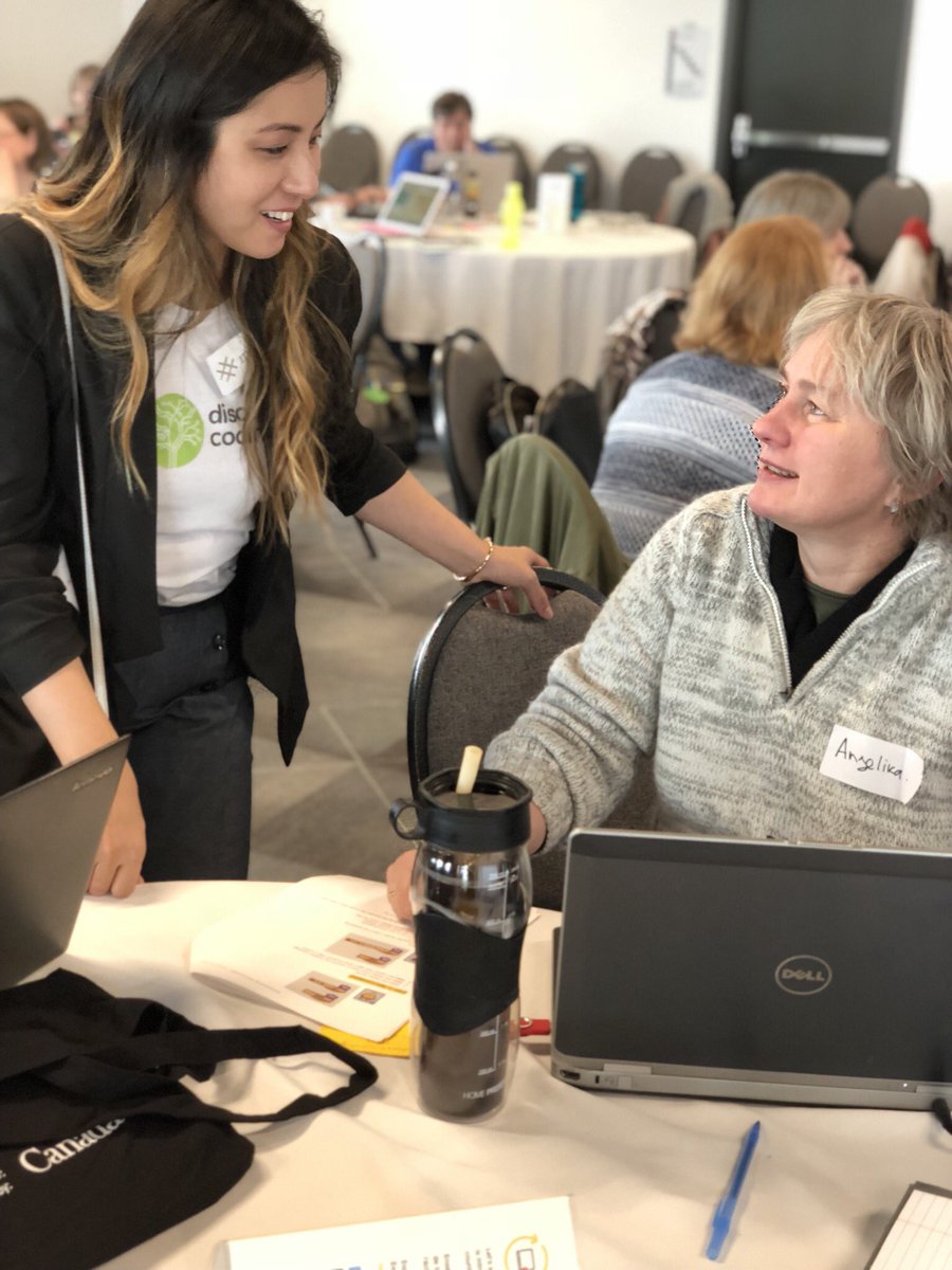 thumbbelina's tweet image. Mentors at #TeacherConCa supporting #TeachersLearningCode through hands-on, experiential learning @learningcode