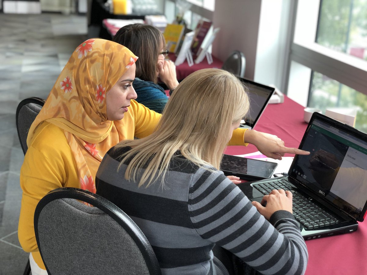 thumbbelina's tweet image. Mentors at #TeacherConCa supporting #TeachersLearningCode through hands-on, experiential learning @learningcode