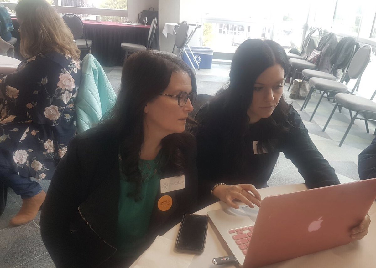 thumbbelina's tweet image. Mentors at #TeacherConCa supporting #TeachersLearningCode through hands-on, experiential learning @learningcode