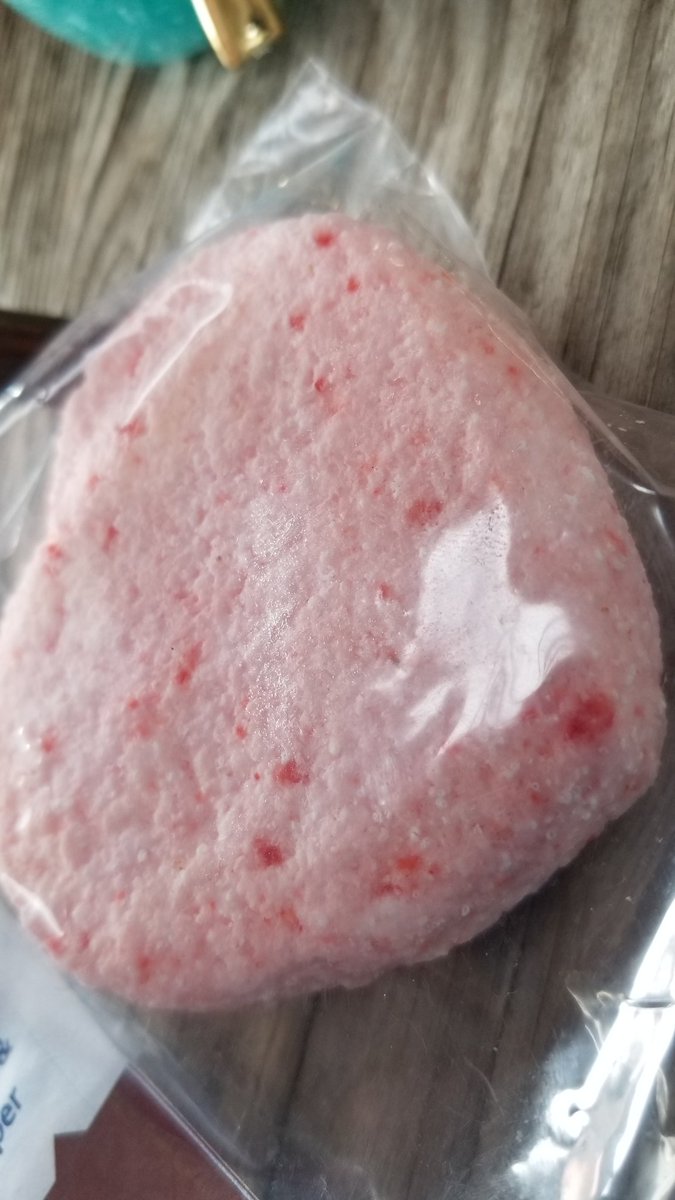 Llama Bombs has also got some new Scents and Shapes and the new shapes is owl, and circle, the new scent is a exfoliating charcoal, and pink himalayan. Also the charcoal owls have glitter in them.