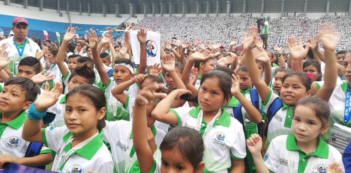 Mediante el deporte podemos integrarnos como país, es una linda experiencia que en una competición sana se conozca todos los departamentos. Les deseamos mucho éxito, saludamos el entrenamiento de los profesores ¡Que vivan los niños y niñas, el deporte y que viva #Bolivia!