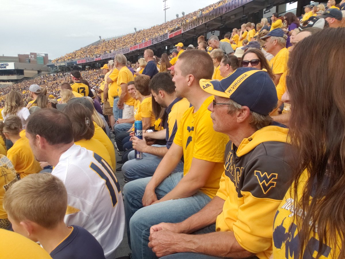 Southernpenfan's tweet photo. #wvuimlovinit family bonding https://t.co/zHGf9mU5OE
