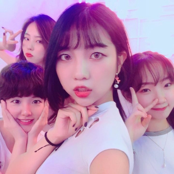BrazilSomin's tweet photo. TWITTER/ IG | 22.09.18 - Atualização oficial do #FLOSSOM, com uma linda selca OT4 💕.
"Finalmente nós gravamos nosso primeiro vídeo!" https://t.co/AuoTScgFpI