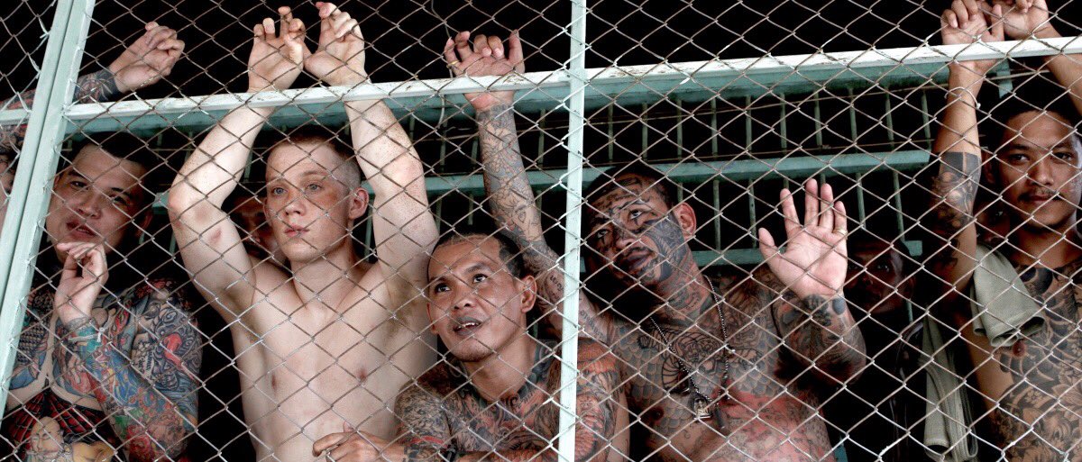 fipon's tweet image. думал, что это очередной «бойко». а на деле, сильная драма про настоящее выживание. к тому же основана она на реальной истории. главный плюс, это операторская работа,натуральные съемки создают такое ощущение, будто ты проходишь весь этот адский путь. #PrayerBeforeDawn #КраткОбзор