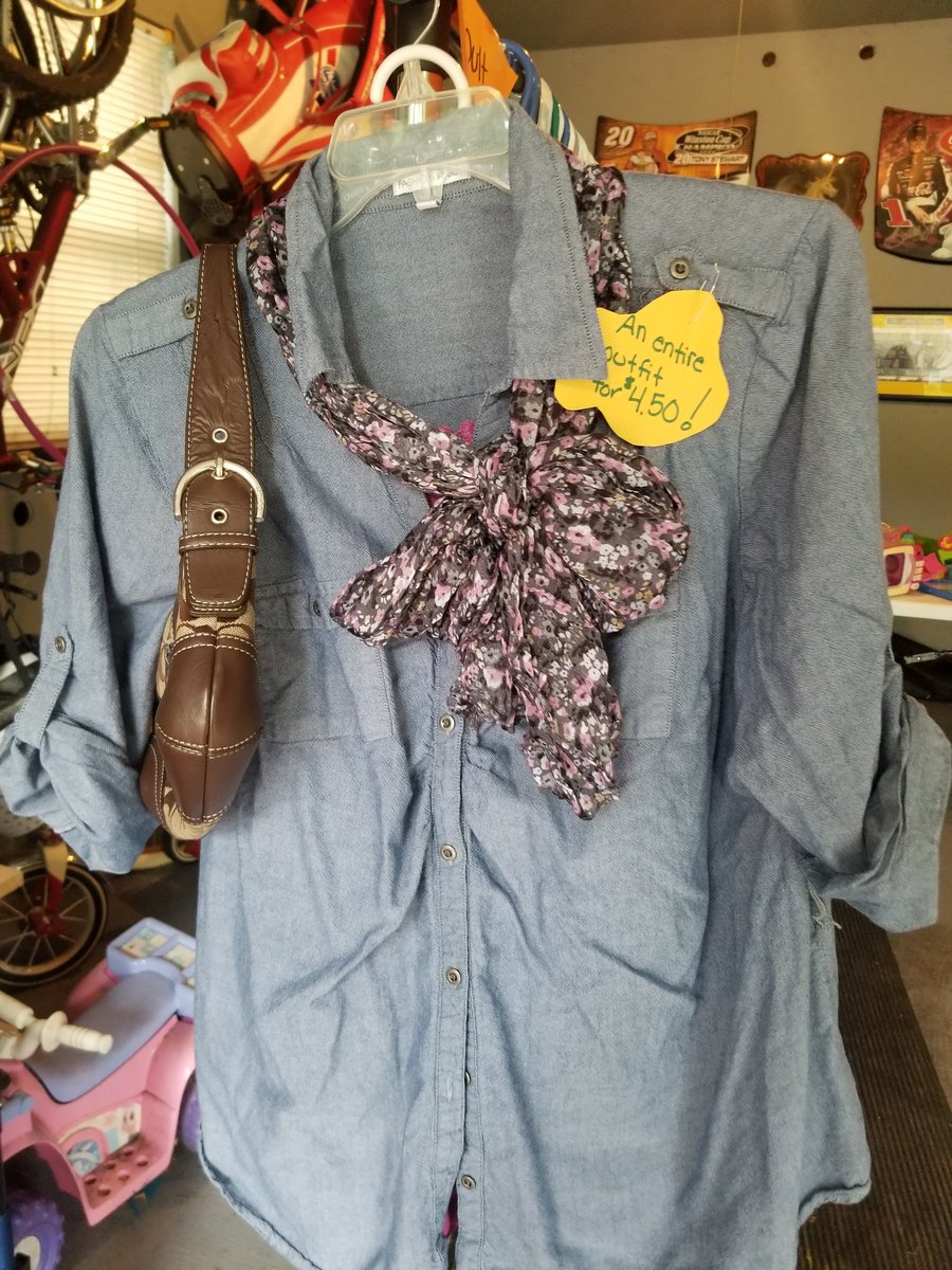 stephieloves31's tweet image. Suggestive sell even at a garage sale. #lotofwork #lessjunk