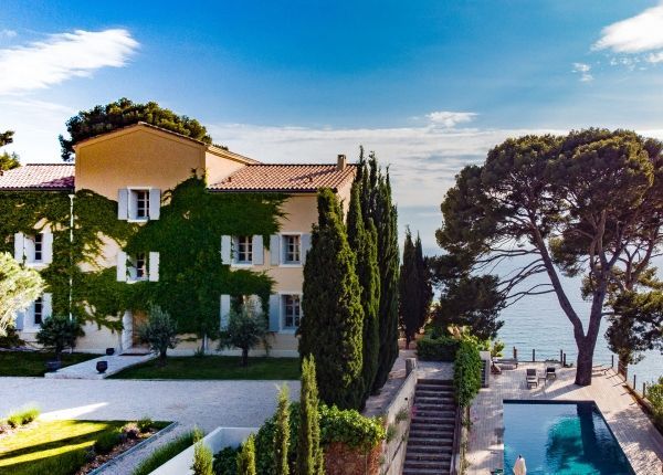 BlogPrestigious's tweet photo. Louez la villa Le Revestel, l'une de nos plus belles villas à #Cassis + 12 chambres, une #piscine immense 💦, une terrasse exceptionelles et une vue sur la mer à couper le souffle 🌅 !https://t.co/p5NKMwt3CF #voyagedeluxe #cotedazur #calanques #Mediterranee #vuesurmer #Villa https://t.co/xrZuLOcMkW