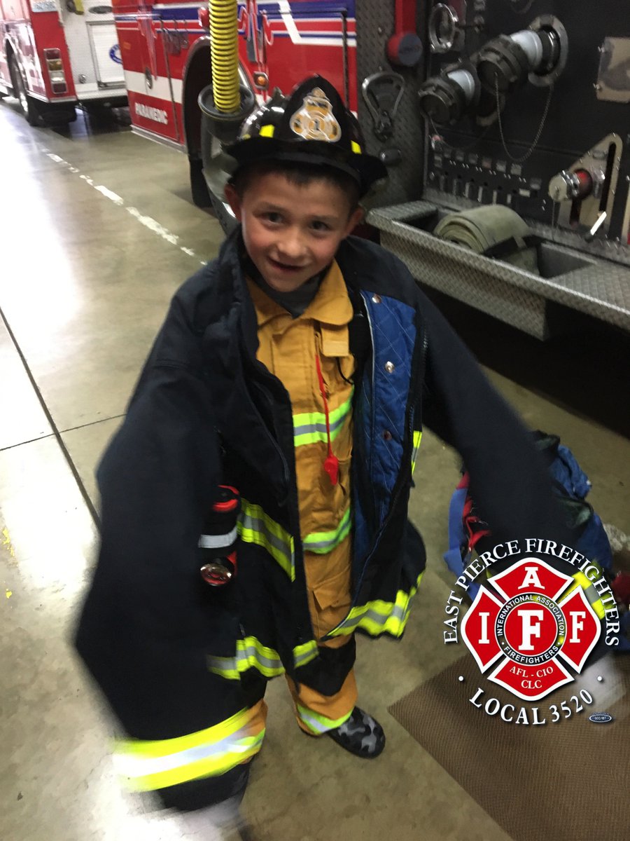 EastPierceFFs's tweet photo. This young man helped stocked the #FireStation with healthy snacks for a community project! We are very grateful for this kind gesture. Is your emergency kit up to date at home? Need ideas? Ask us, the #EmergencyExperts.....🧯🚒🚁🔥 https://t.co/7B9XmpLDkM