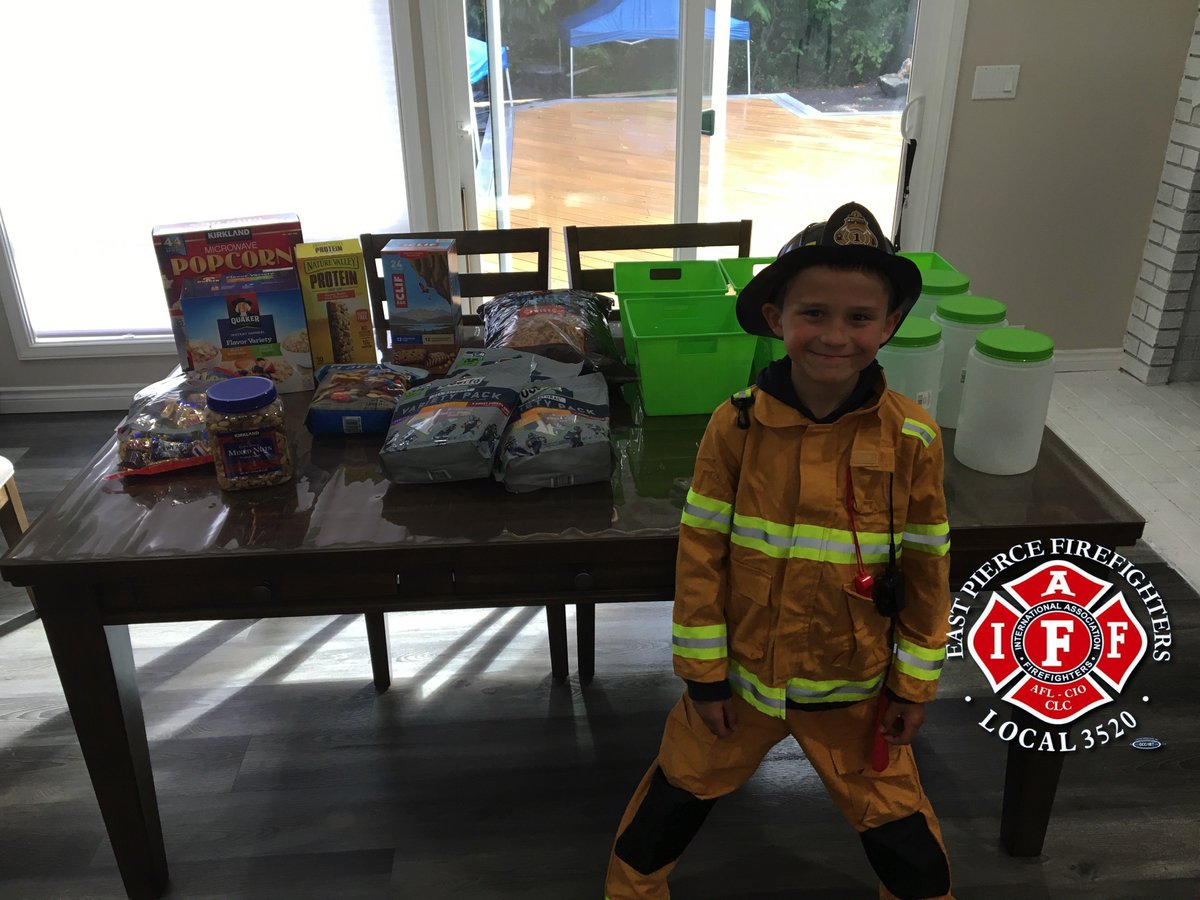 EastPierceFFs's tweet photo. This young man helped stocked the #FireStation with healthy snacks for a community project! We are very grateful for this kind gesture. Is your emergency kit up to date at home? Need ideas? Ask us, the #EmergencyExperts.....🧯🚒🚁🔥 https://t.co/7B9XmpLDkM