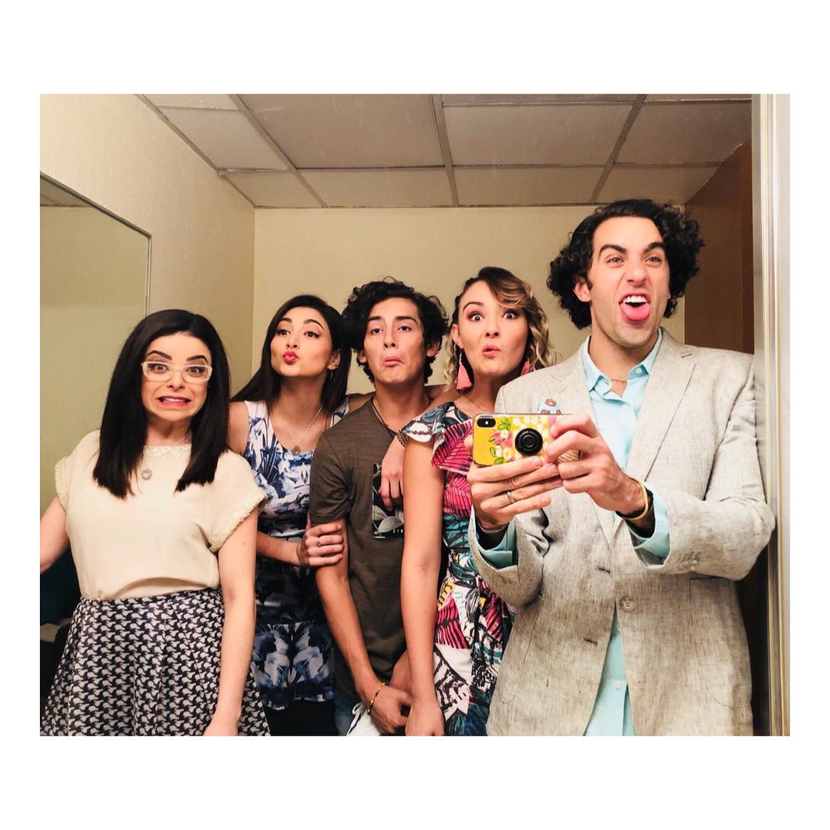 Ana_Jimenena's tweet photo. ¿Que les parece el elenco de @MiMaridoFamOf ? Por ahí dicen que Dios nos hace y @osoriojua nos junta 🙊😂💕 #MiMaridoTieneFamilia2 https://t.co/XgVkbxUQan