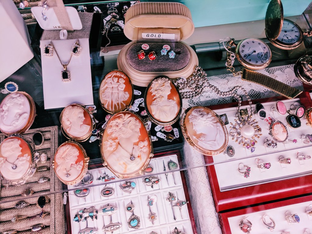 _morgancheyenne's tweet photo. They ruled #romance in film, fashion, &amp; history that's been a 'picture perfecto' image for the height of #jewelry from #gold to #cameos ~ #julianjewelbox is physical timeline of many tastes as one should acquire. Share my love of my dear @DioneaOrcini #Italian #design 🖤🇮🇹🎭 https://t.co/fkCba7zLOw