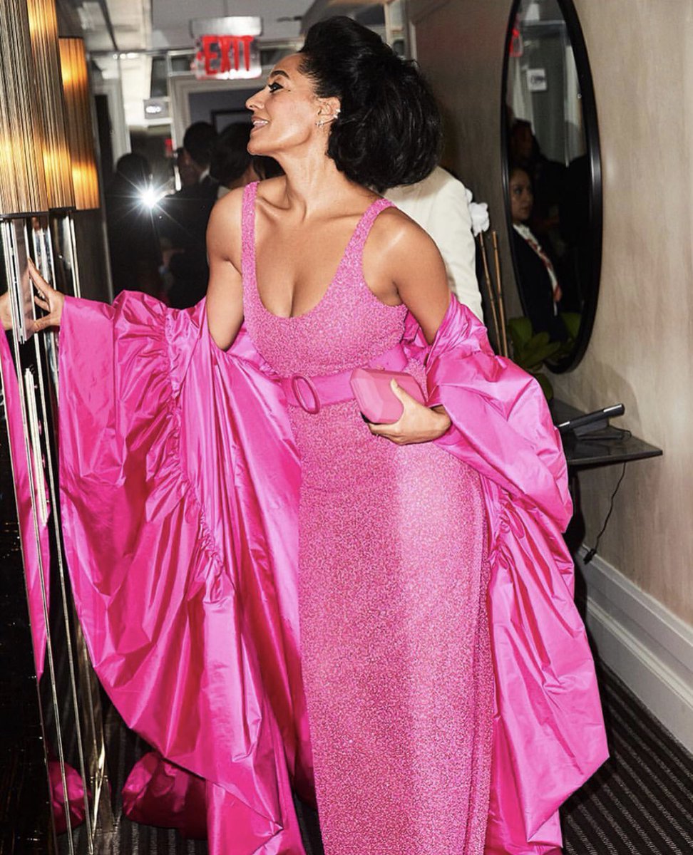 cathoderaytube_'s tweet photo. Can you believe @TraceeEllisRoss invented the color pink? 

a thread https://t.co/0qsrhWa1Hf