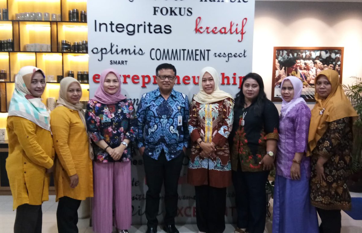 BidanPTTBersatu's tweet photo. Terima kasih Presiden RI Pak @jokowi Keppres CPNS Bidan Desa PTT sudah diteken, dan kami bersiap menyambut SK CPNS Bidan Desa Indonesia! Tak ada perjuangan yang sia-sia. Yang sia-sia adalah berhenti berjuang! https://t.co/M8DNXzp83b