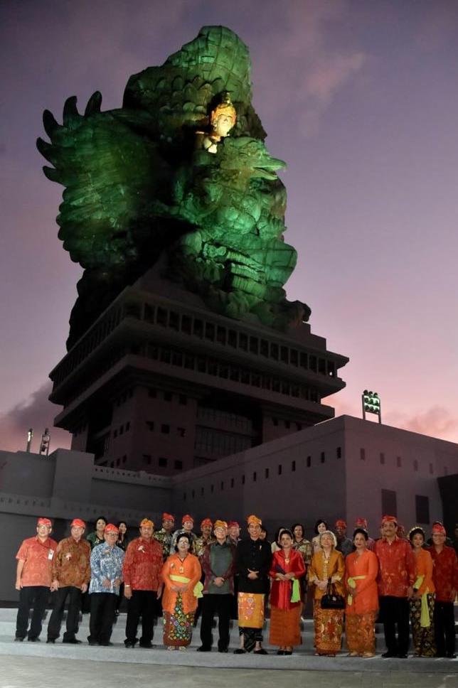 Indonesia tak hanya mewarisi Candi Borobudur atau Prambanan, tapi juga bisa melahirkan mahakarya baru seperti Garuda Wisnu Kencana di Bali yang saya resmikan kemarin. 

Dibangun sejak 28 tahun, GWK akhirnya terwujud setinggi 121 meter, lebih tinggi dari Patung Liberty. Selamat.