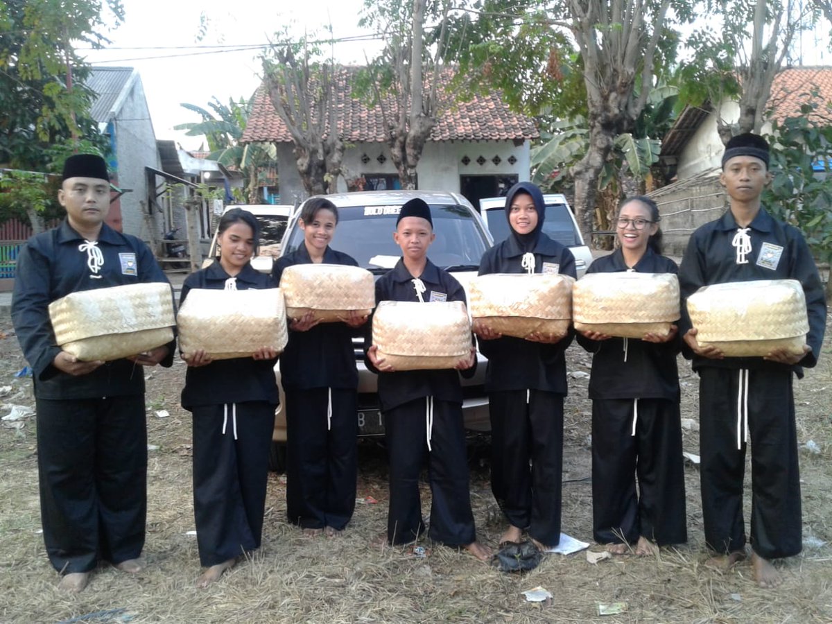 UKM_PSHT_Surya's tweet photo. Selamat &amp; Sukses untuk Nanda, Elda, dan Lusi yang telah sah menjadi warga PSHT di Cabang Tangerang. Semoga ilmunya bermanfaat dan dapat mengembangkan PSHT dimanapun kalian berada. Aamiin
Tahun ini warga baru semuanya perempuan 😁
#PSHT_Surya2018
#Ranting_Serpong
#CabangTangerang https://t.co/iJZnW9aUEy
