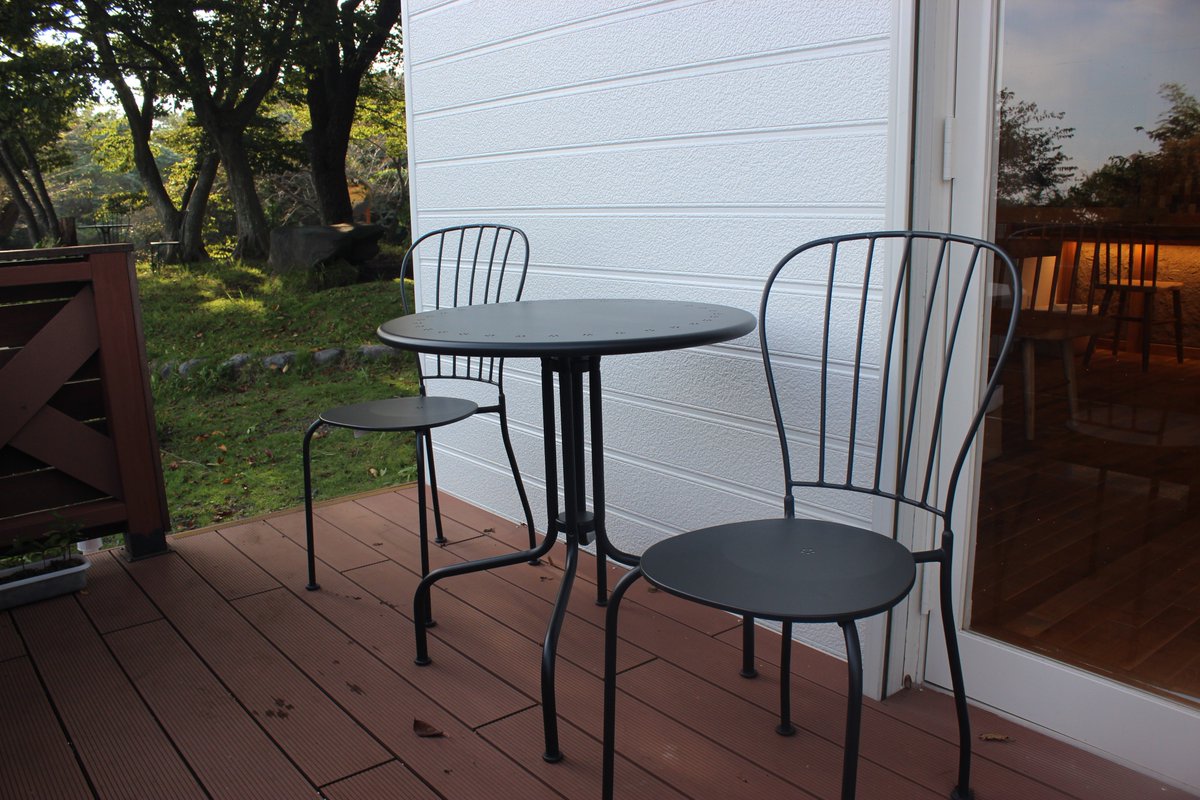 ホットケーキパーラー湘南リトルツリー 湘南平には 犬のお散歩で訪れる方もいらっしゃいます ワンちゃんがいるから お店に入れないの という お客様のご要望にお応えして テラス席をご用意しました 湘南リトルツリー ホットケーキ フルフル