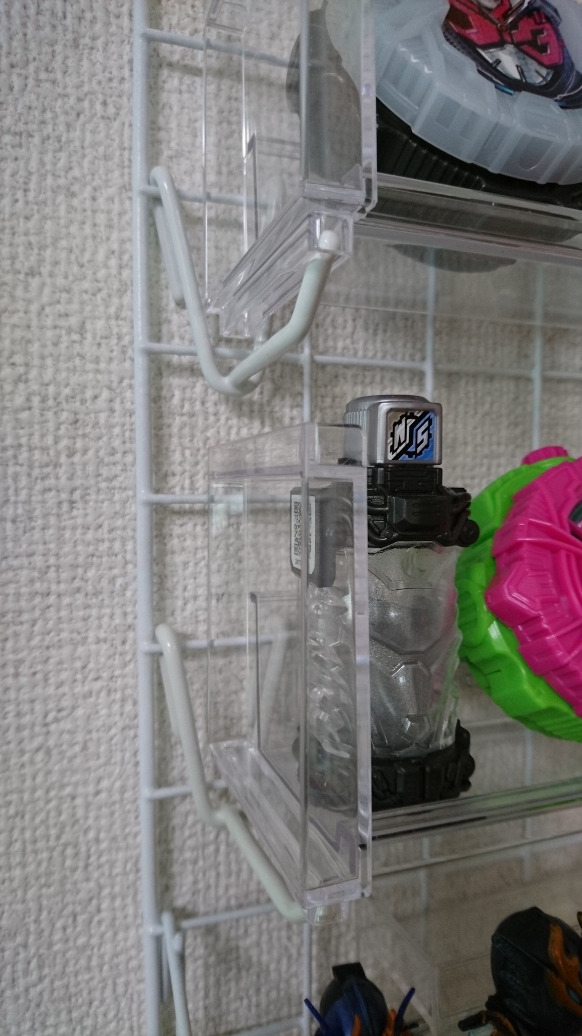 ハナトモホッパー 暫定だけどライドウォッチ の飾り方はこれに決定 ワイヤーネットにアクリルラックをフックで固定 ポイントはラックの重ねる部分にフックがしっかりとはまり安定感が出るのと全部100均で済むところ ライドウォッチ