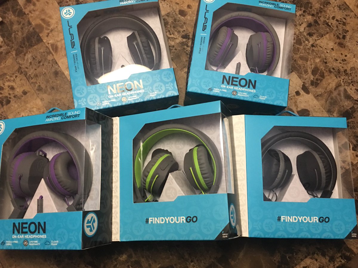 Liz_Garza10's tweet image. I walked out of my Apple Academy Training with these bad boys!!! Perfect addition to the 5 iPads I won during the summer! My kids are going to have a blast! Yay! Thank you for amazing training session once again! @OmarLopez0207 @mrstalktechie @CGarza0930 #LJHTECHi3 @mfguerra63