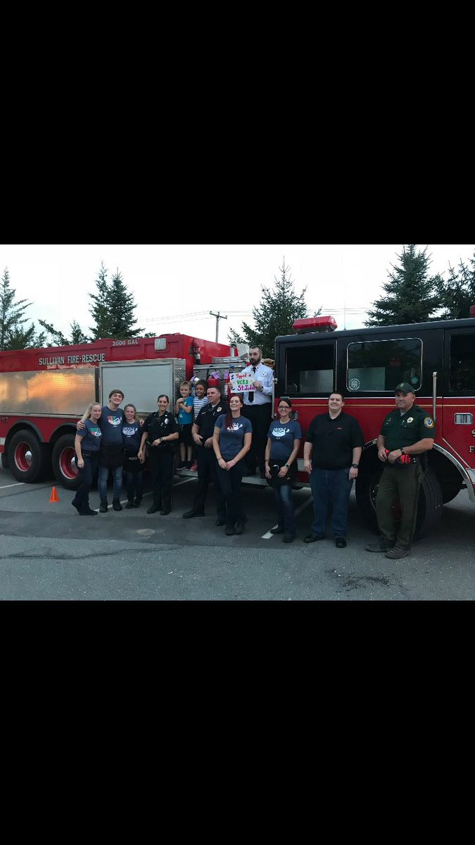EricHannett's tweet photo. Helping raise money for St. Jude’s @Chilis in #KeeneNH at the “Tip a Hero” event. #HelpingFightChildhoodCancer #SullivanFireFighters #sullivanNH #NhFishandGame @AnimalPlanet @engelentertain @NorthWoodsLawAP https://t.co/kaaEQxhMYx